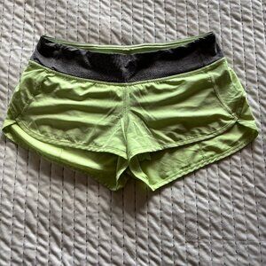 lululemon Low-Rise Lined Short 2.5" lemongrass green size 6